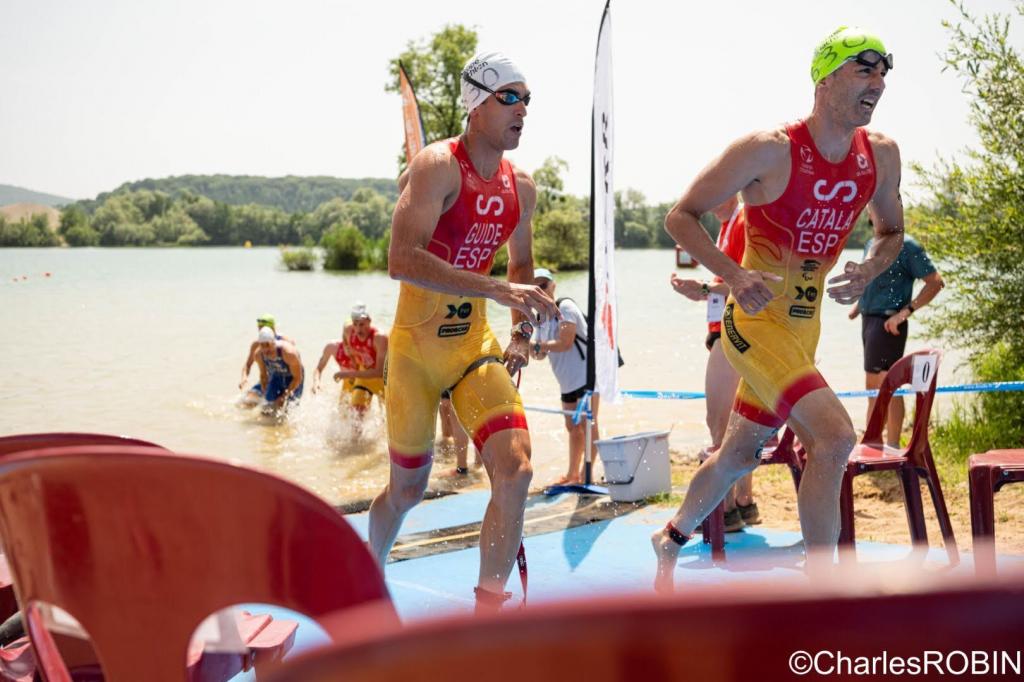 El triatleta paralímpico Héctor Catalá junto a su guía Diego Méntrida, tras salir del agua en el Europeo.