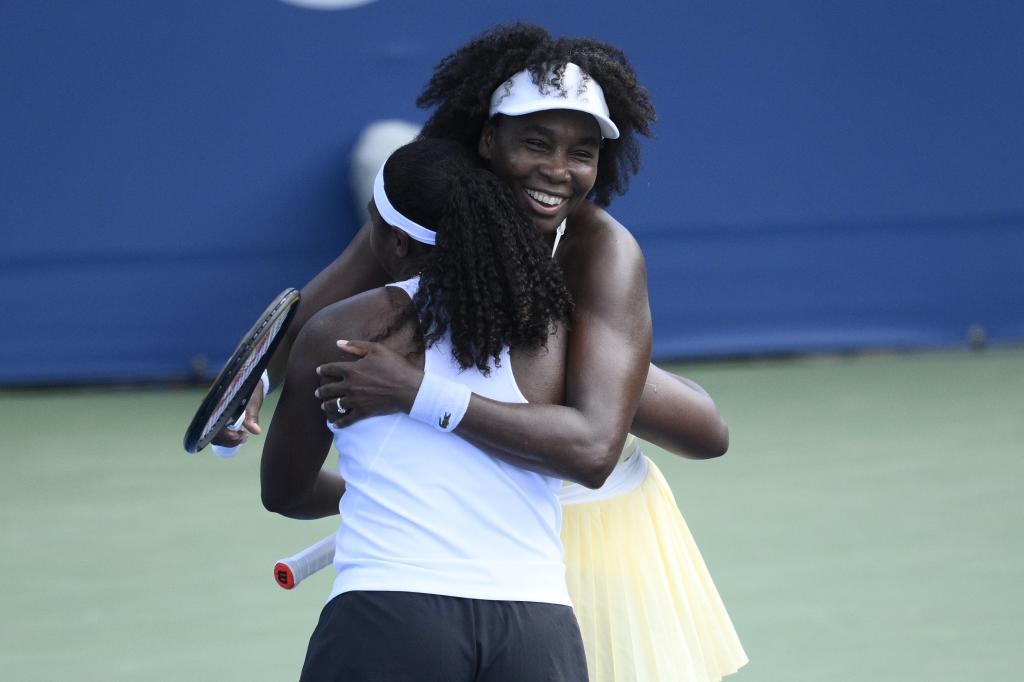 Venus Williams, a la derecha, abraza a su compañera de dobles Hailey Baptiste.
