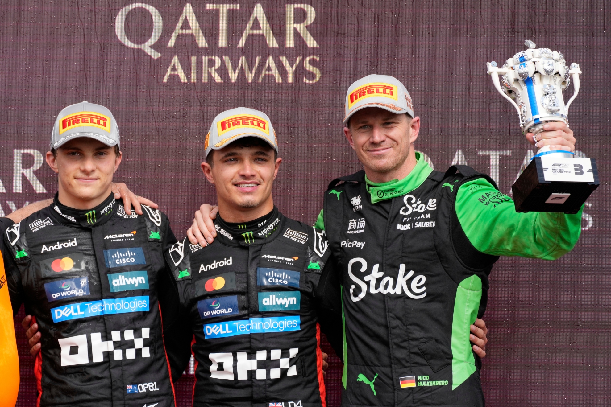 Lando Norris, Oscar Piastri y Nico Hülkenberg, en el podio en Silverstone.