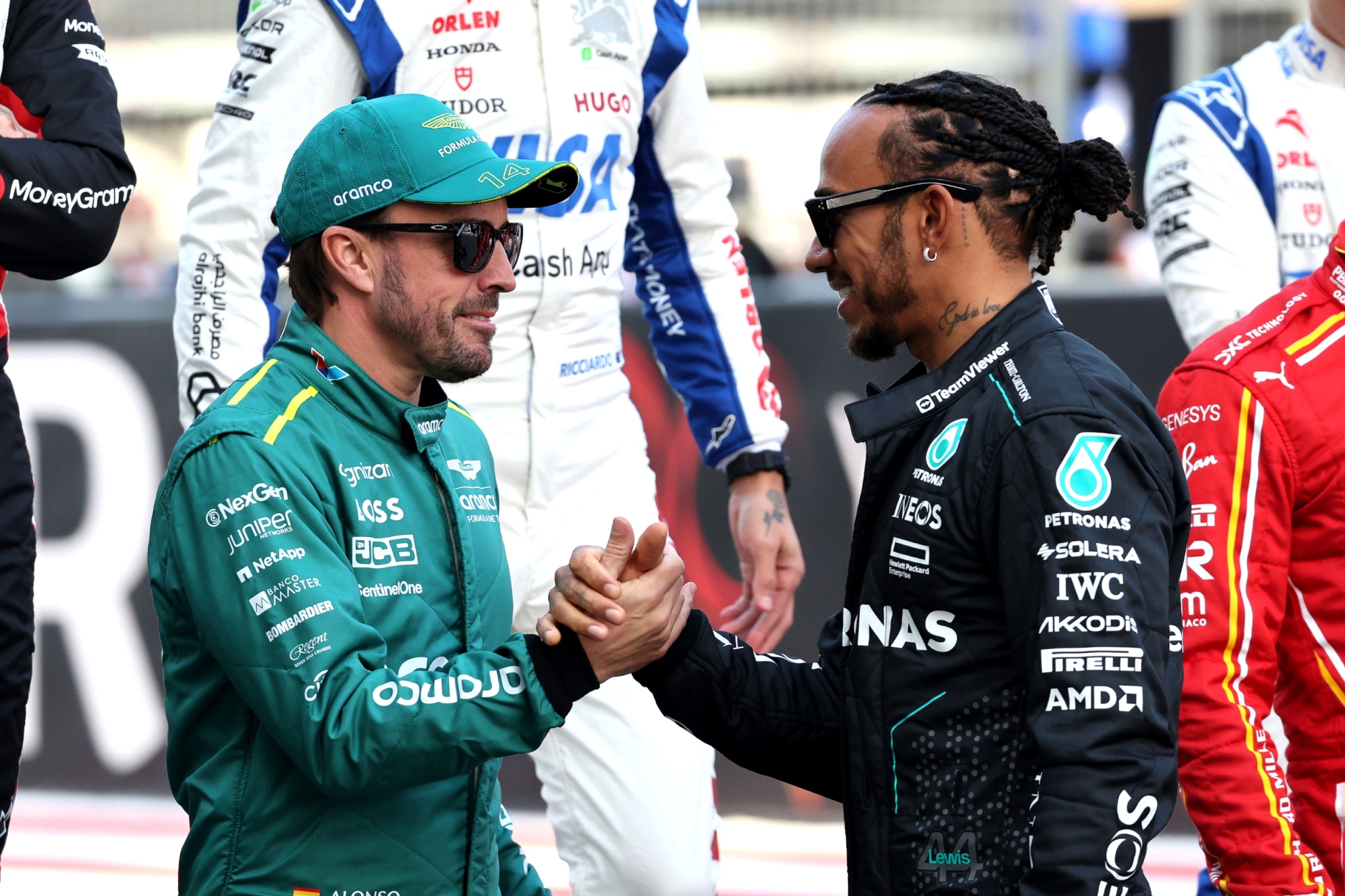 Fernando Alonso y Lewis Hamilton durante el Gran Premio de Baréin de 2024.