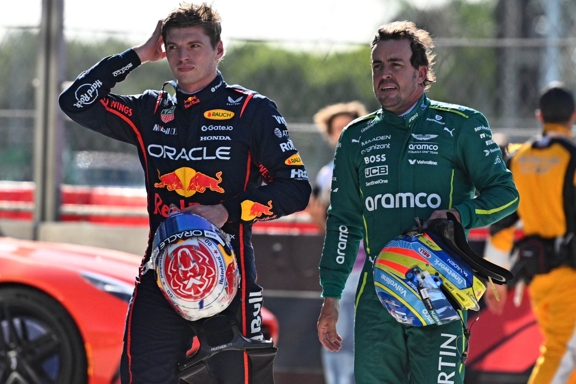 Verstappen y Alonso charlan tras un GP.