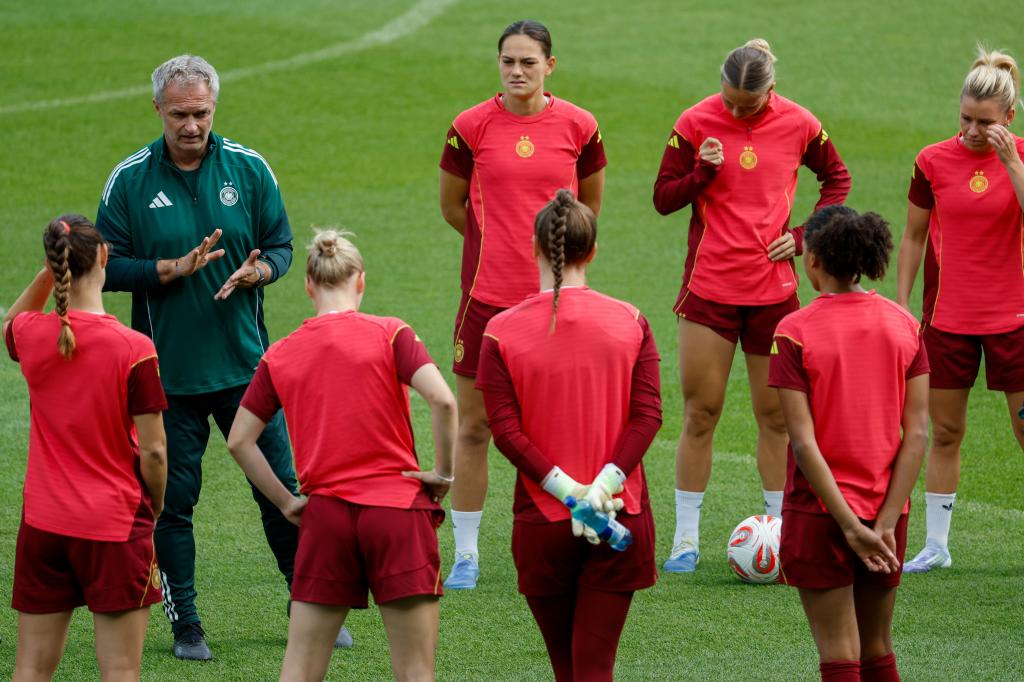 Christian Wück da instrucciones a sus jugadoras en el Letzigrund de Zúrich.
