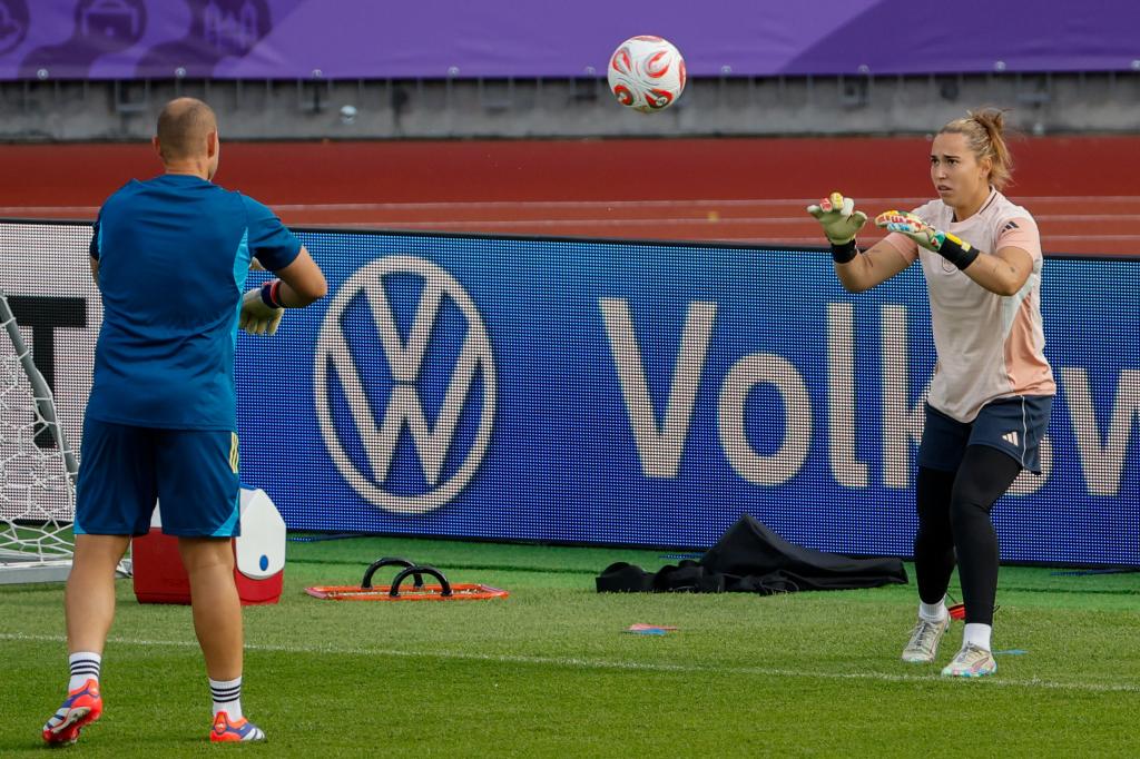Cata Coll trabaja en la sesión previa a la semifinal en el Letzigrund Arena