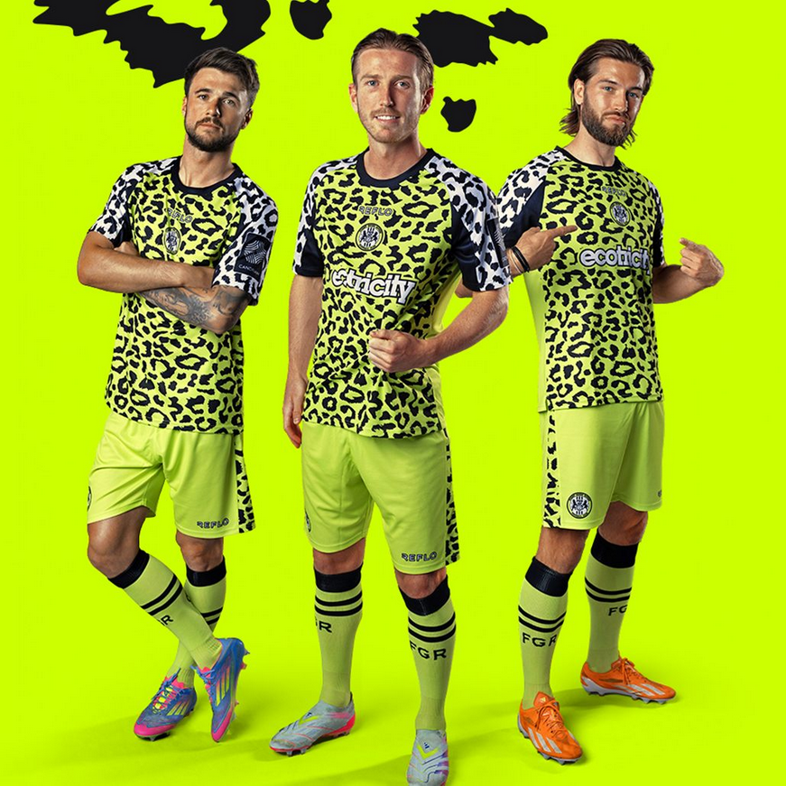 El equipo de fútbol Everest Green Rovers presenta la "primera camiseta vegana del mundo"