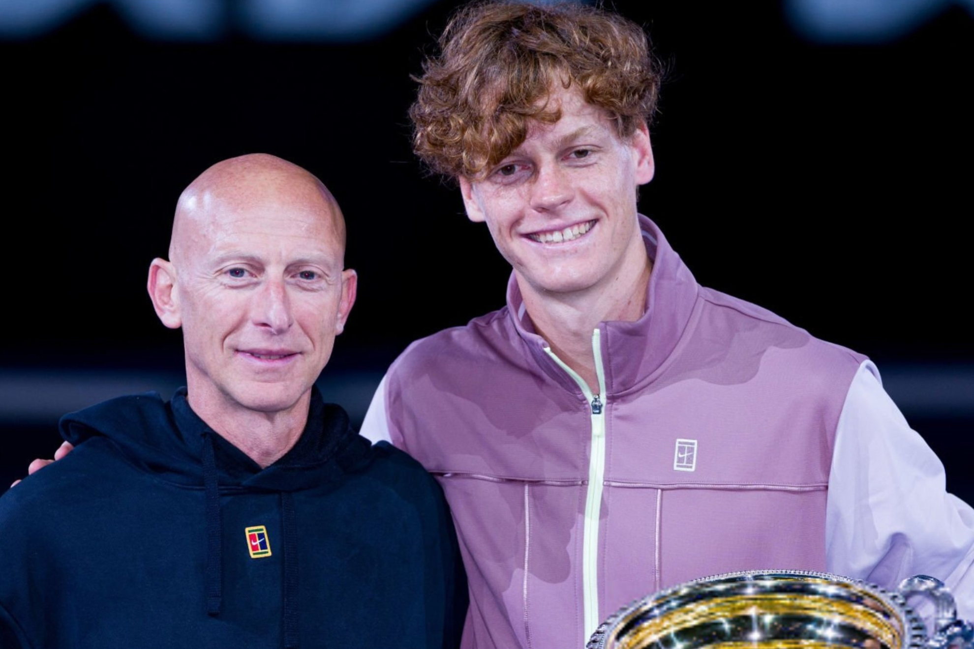 Jannik Sinner posa junto a Umberto Ferrara tras ganar un torneo.