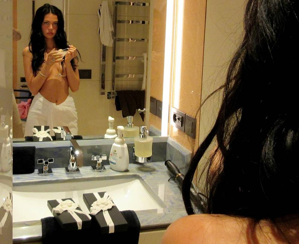 Nicola Peltz, en el baño.