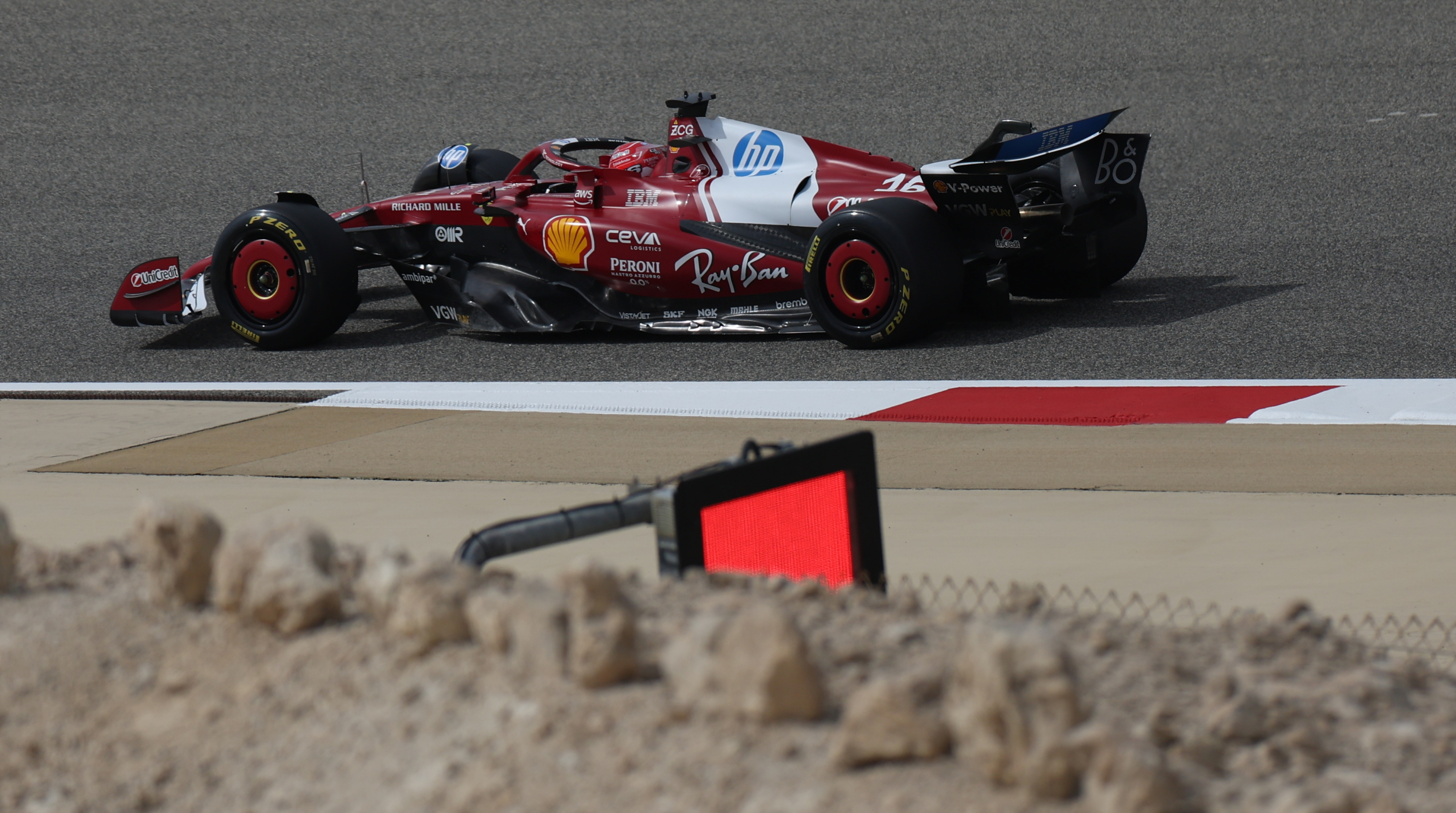 Charles Leclerc durante los test de pretemporada en Baréin.