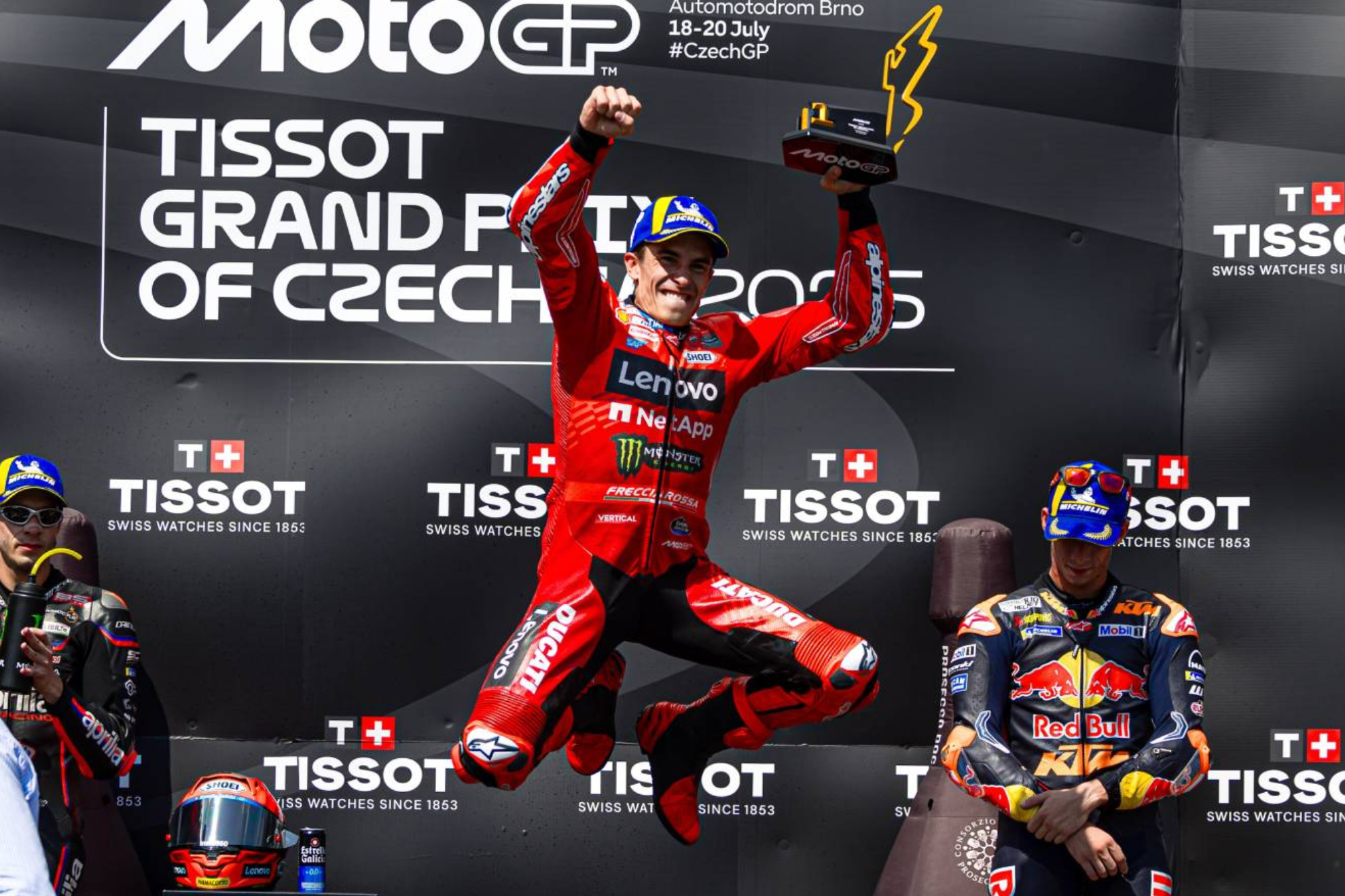 Marc Márquez célèbre sa double victoire à Brno avec un saut spectaculaire.