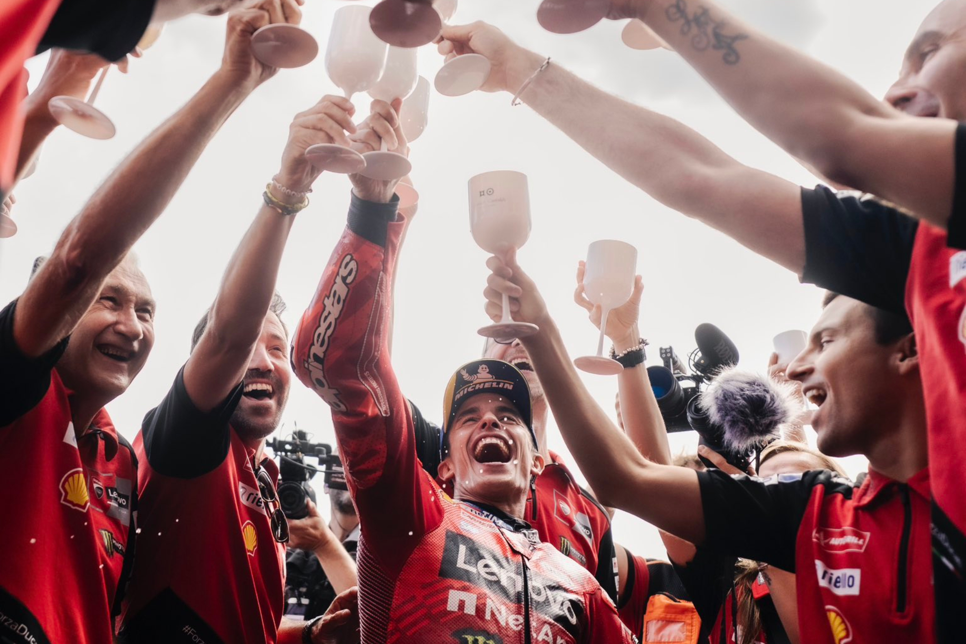 Marc brinda con miembros de Ducati por su éxito en Brno.