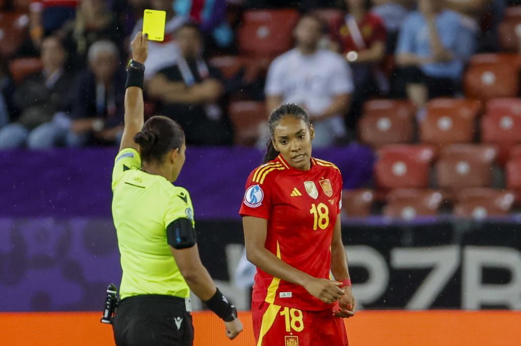 Salma Paralluelo recibe una tarjeta amarilla en el partido ante Alemania.