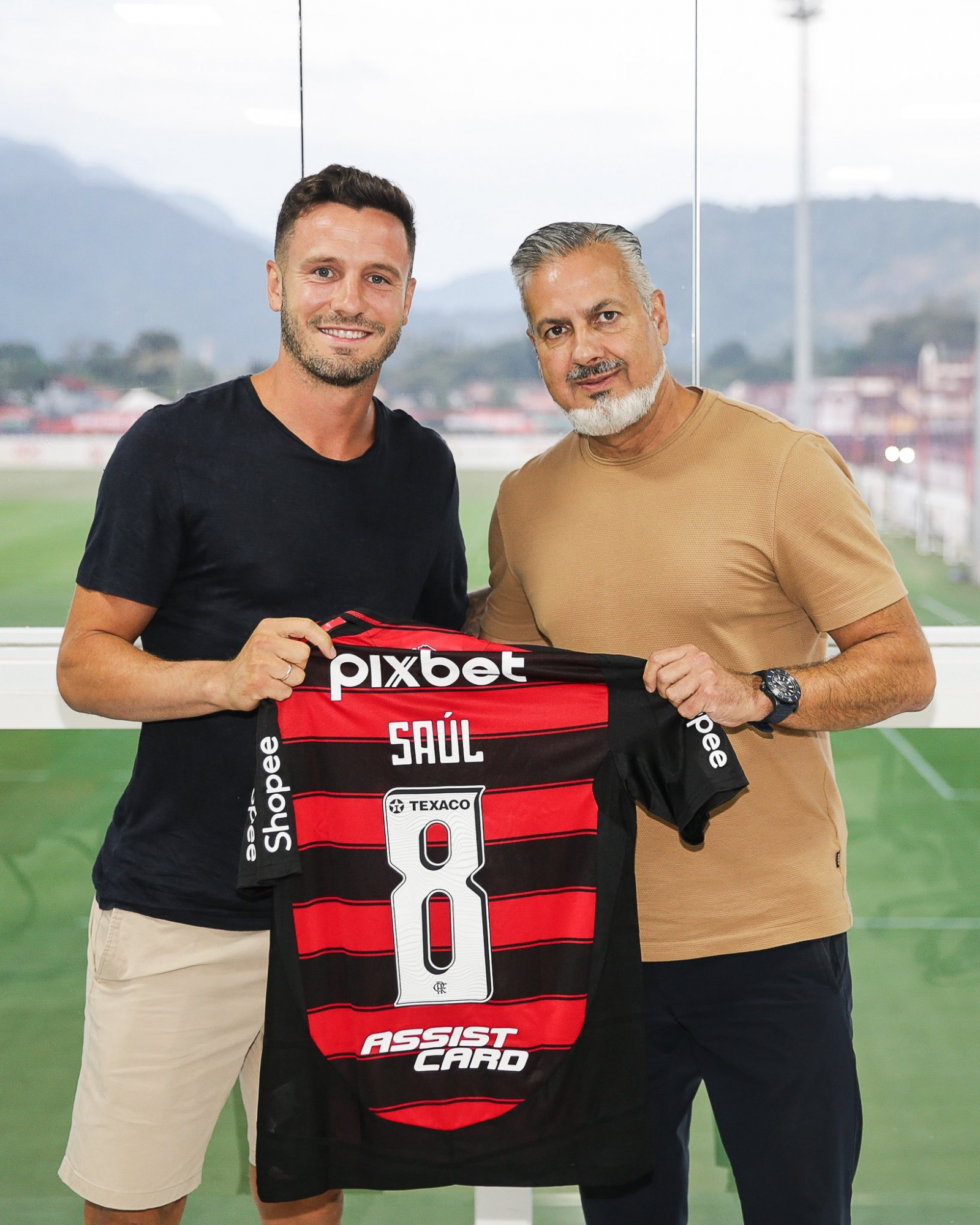 Saúl Ñíguez posa con la camiseta del Flamengo.