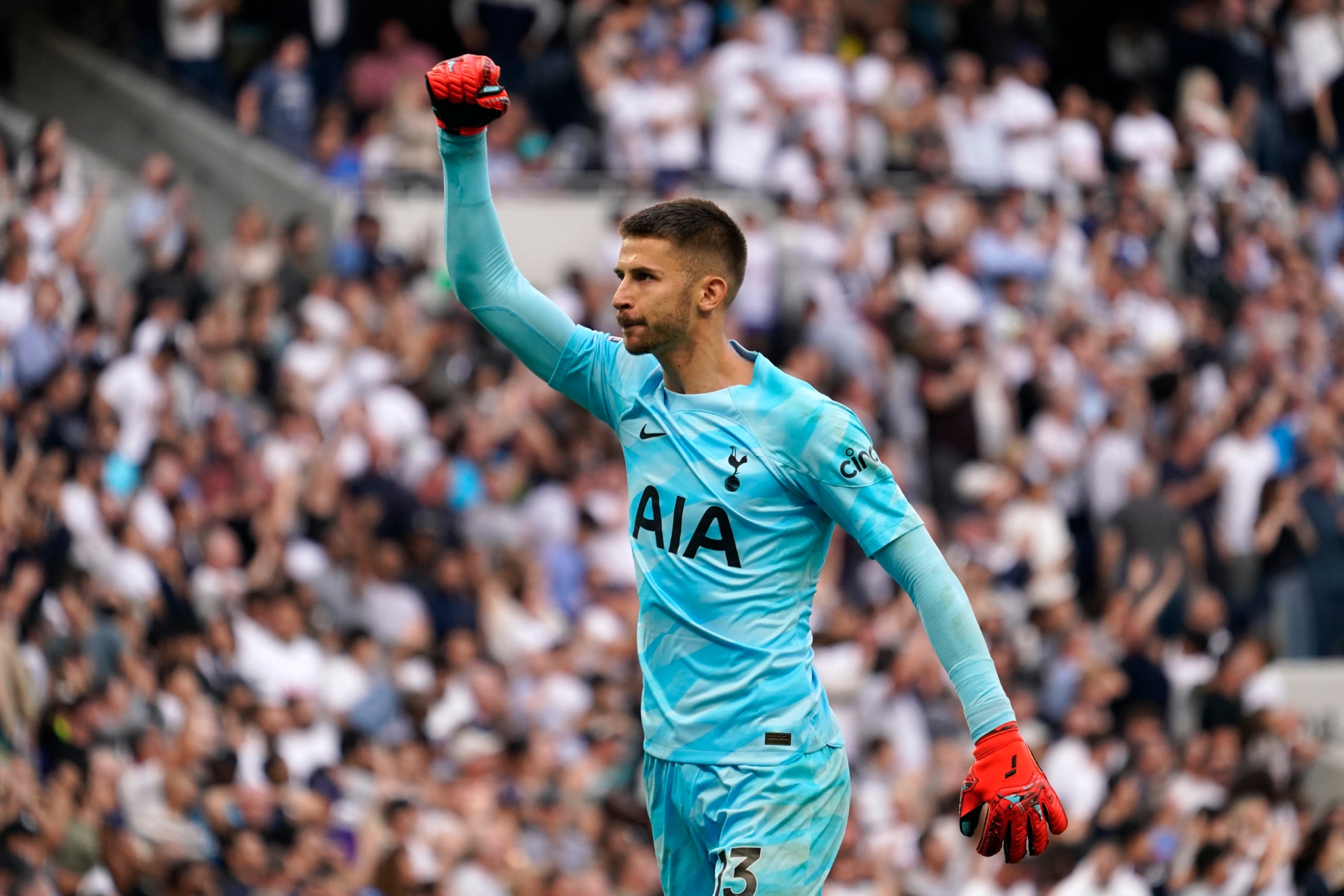 Vicario, durante un encuentro con el Tottenham.