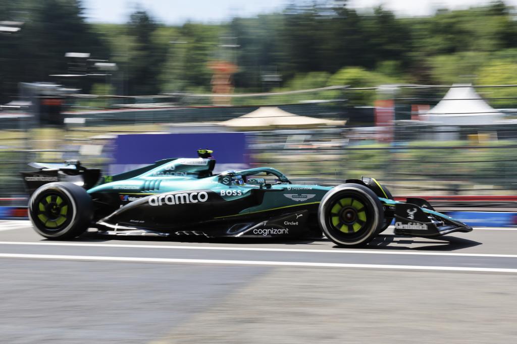 Alonso sale de box.