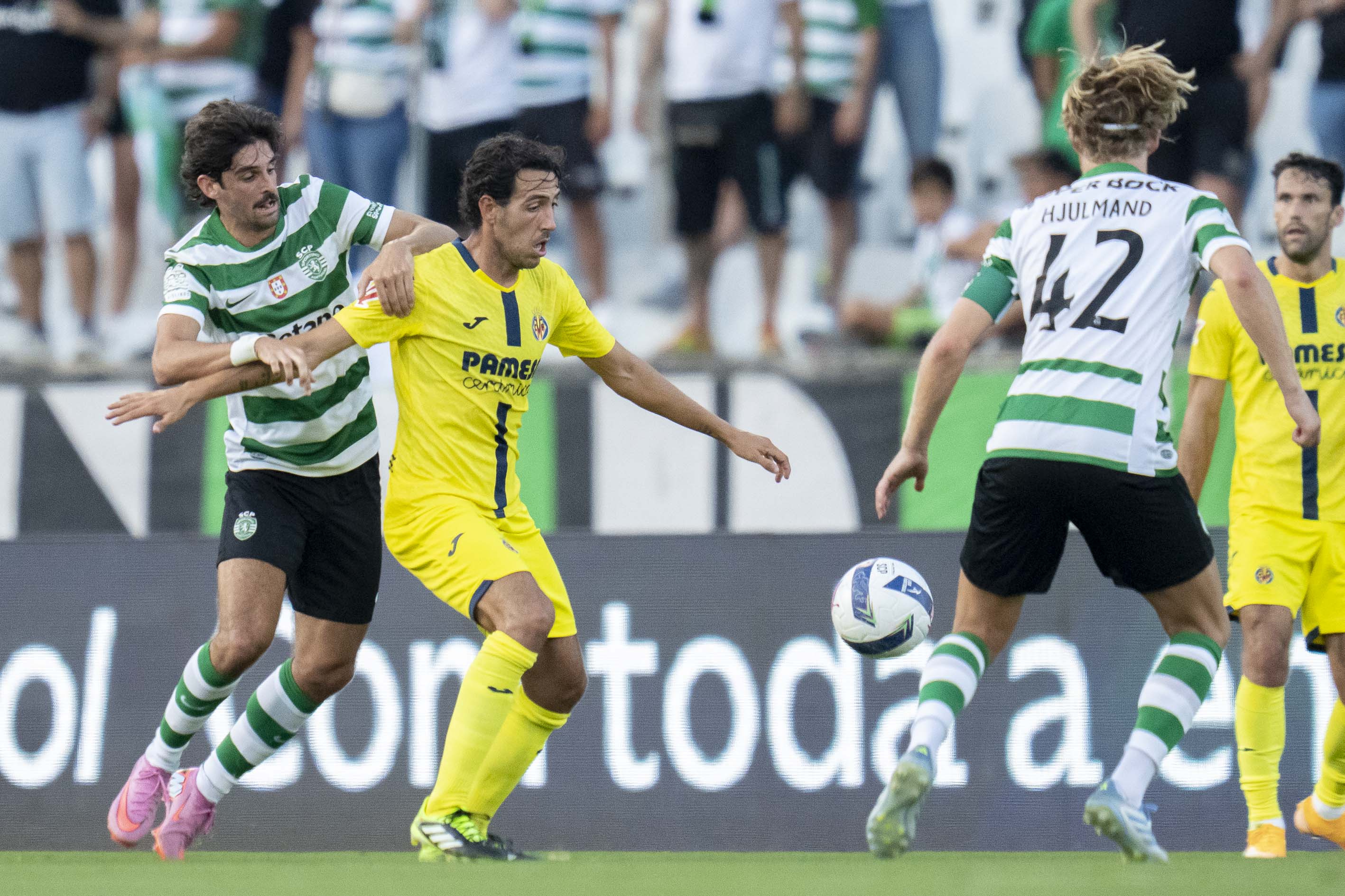 Parejo protegiendo el balón