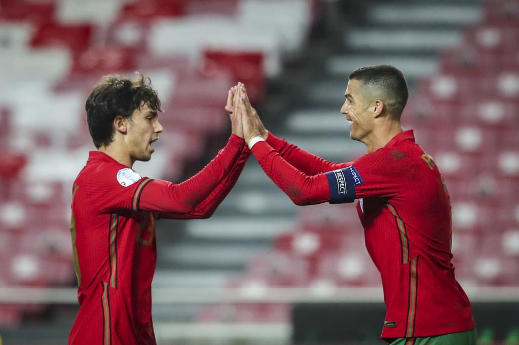 Cristiano y Joao celebrando un gol juntos