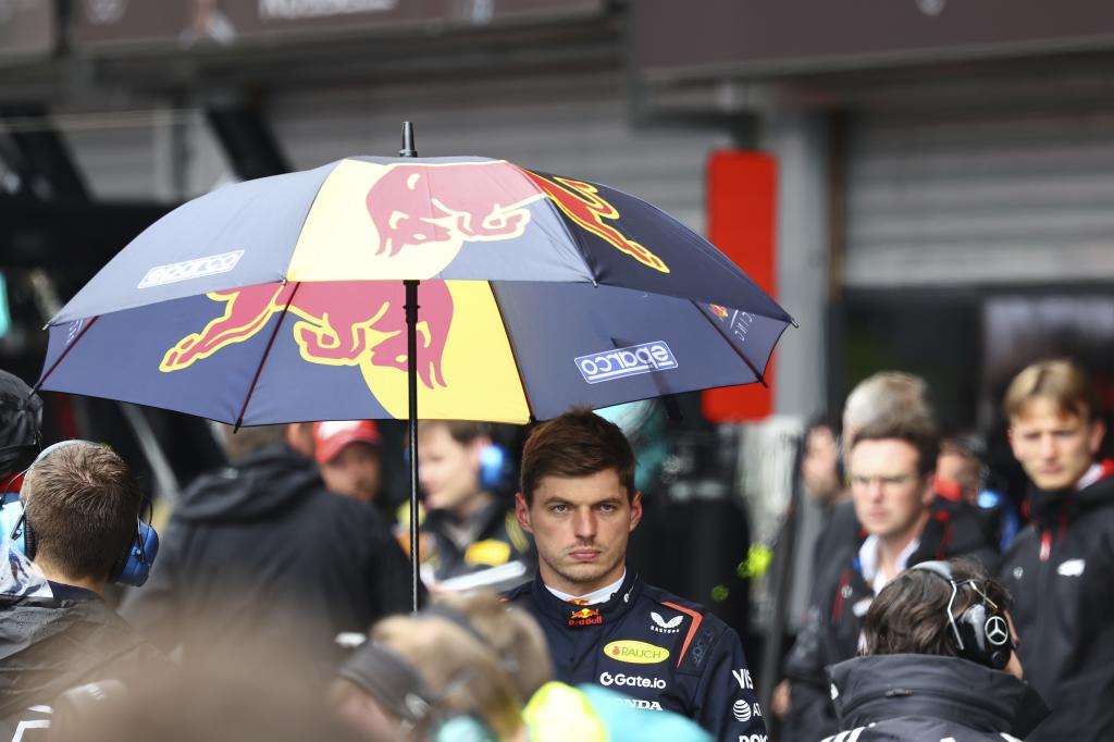 Max Verstappen se protege de la lluvia bajo un paraguas