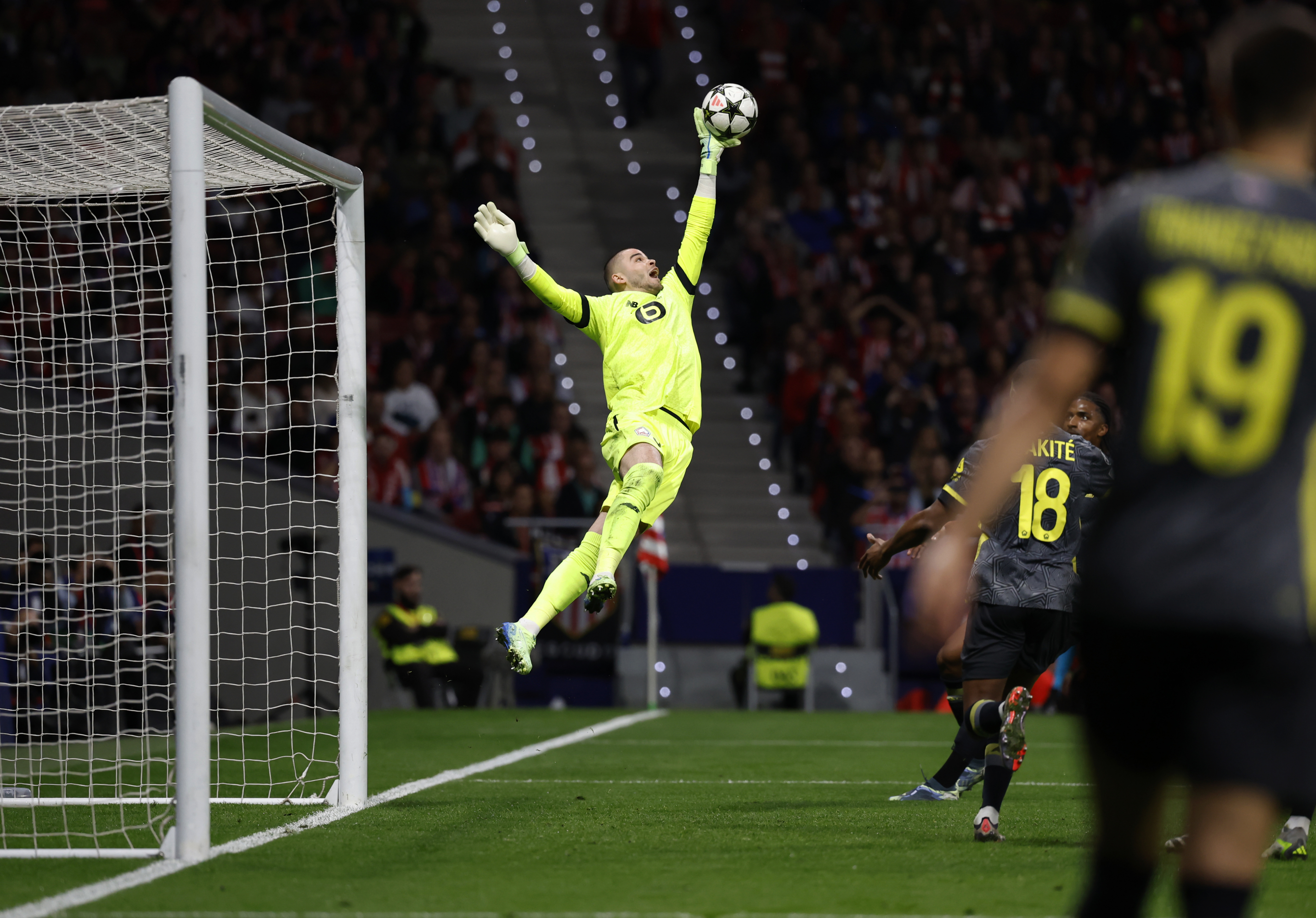 Lucas Chevalier, en Champions ante el Atlético de Madrid.