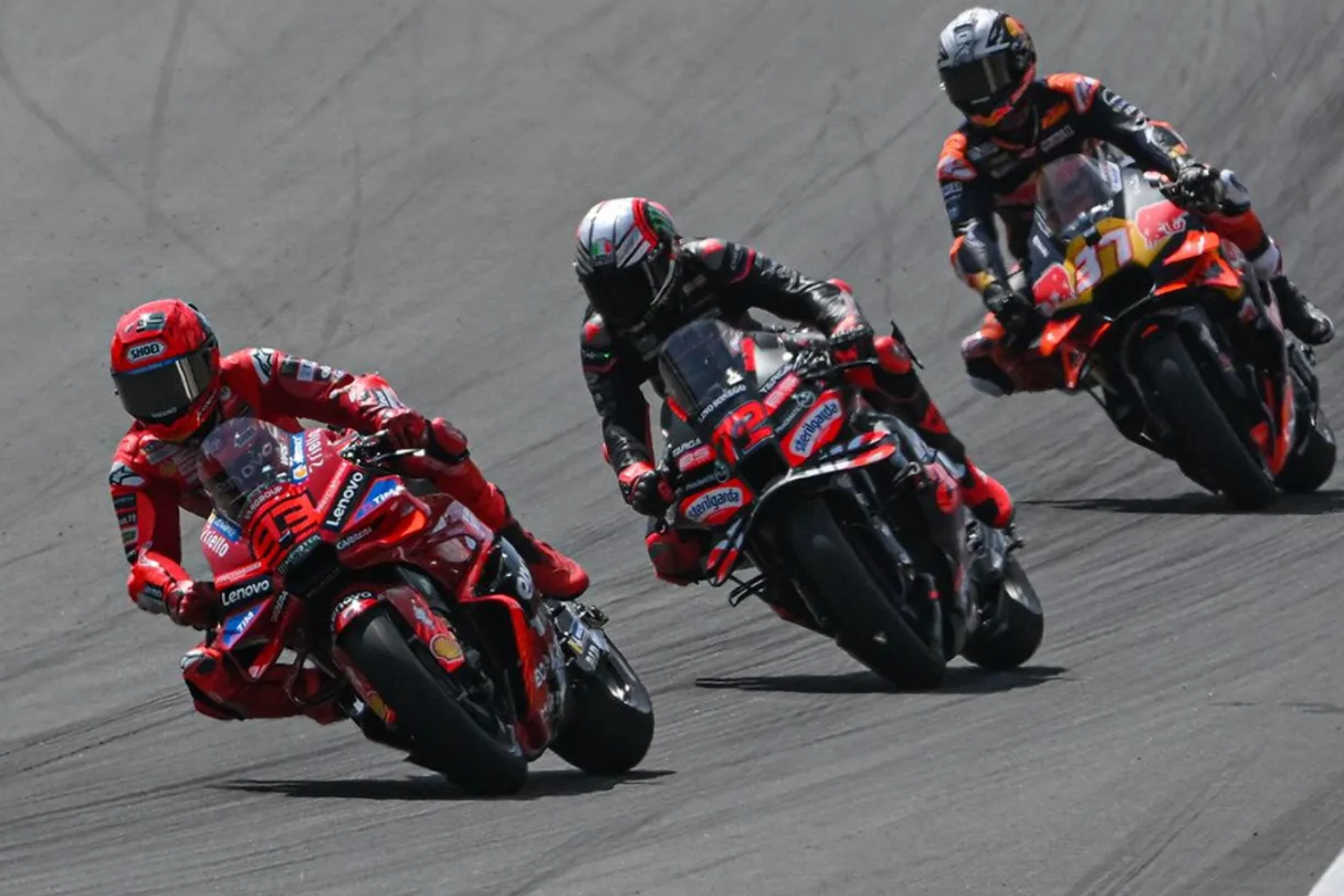 Marc Márquez lidera en Brno, perseguido por Bezzecchi y Acosta.