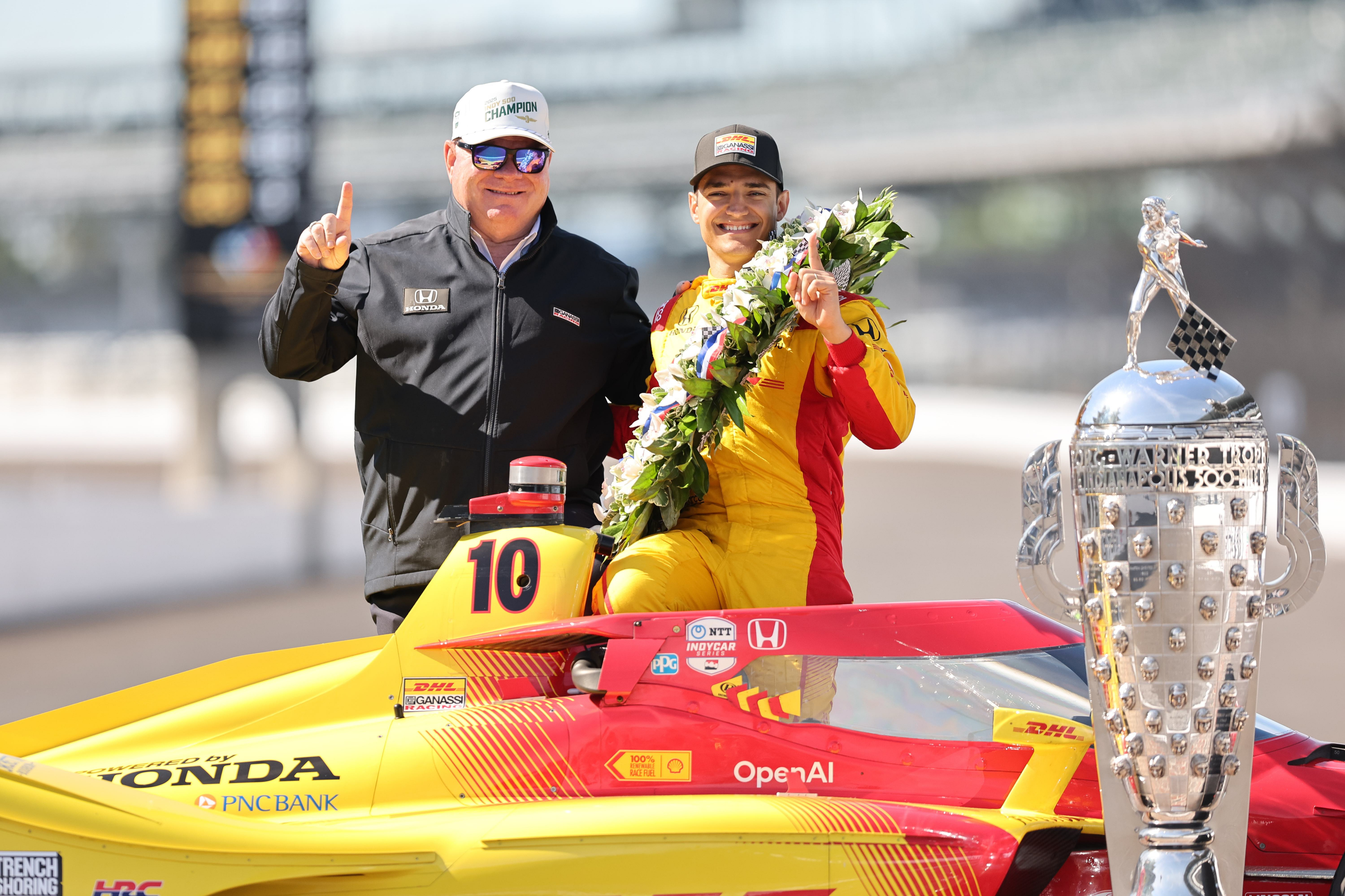 Chip Ganassi y Álex Palou celebrando el gran éxito de la temporada: las 500 Millas de Indianápolis