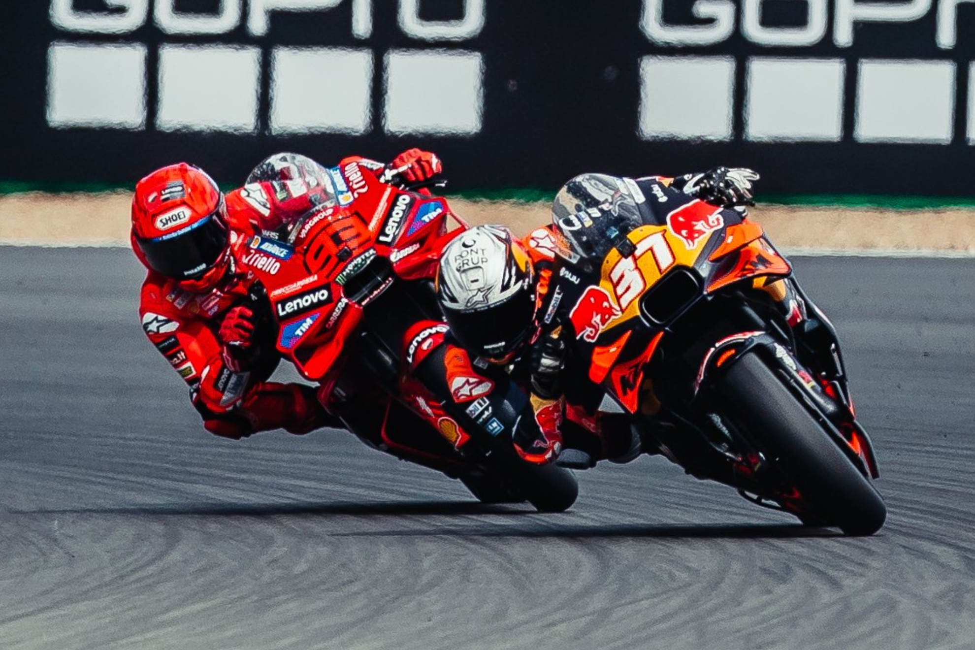 Acosta, liderando, con Marc Márquez tras su estela.