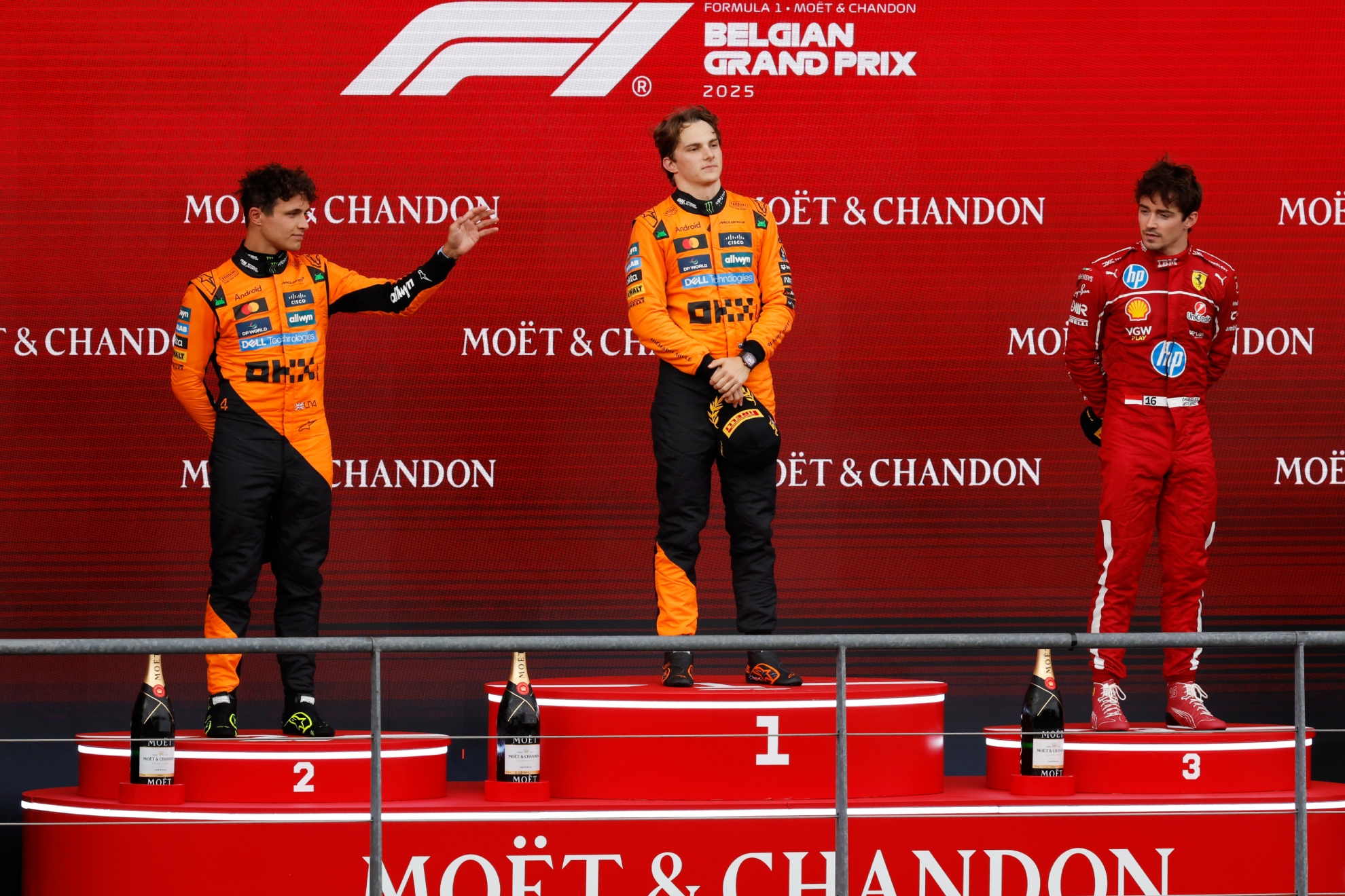Oscar Piastri, Lando Norris y Leclerc, en el podio del GP de Bélgica 2025.