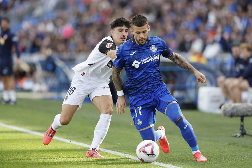 Carles Pérez ante el Valencia.