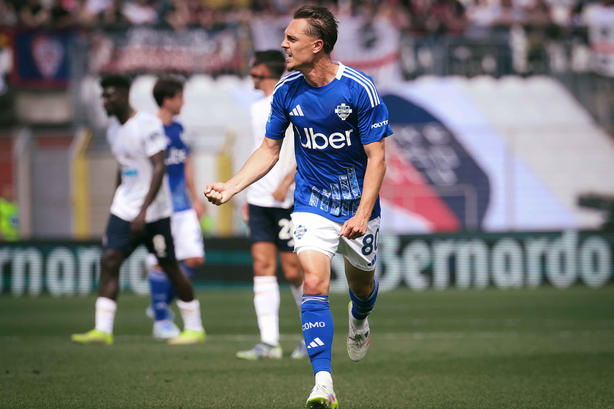 Caqueret en un encuentro con el Como