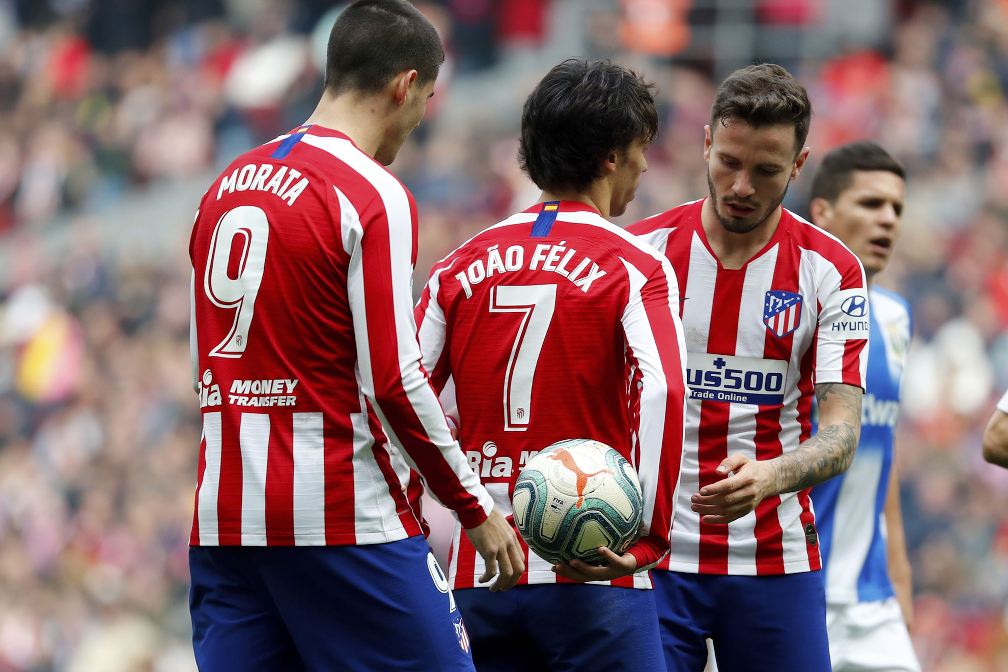 Saúl y Joao, cerca de Morata, en un partido con el Atlético.