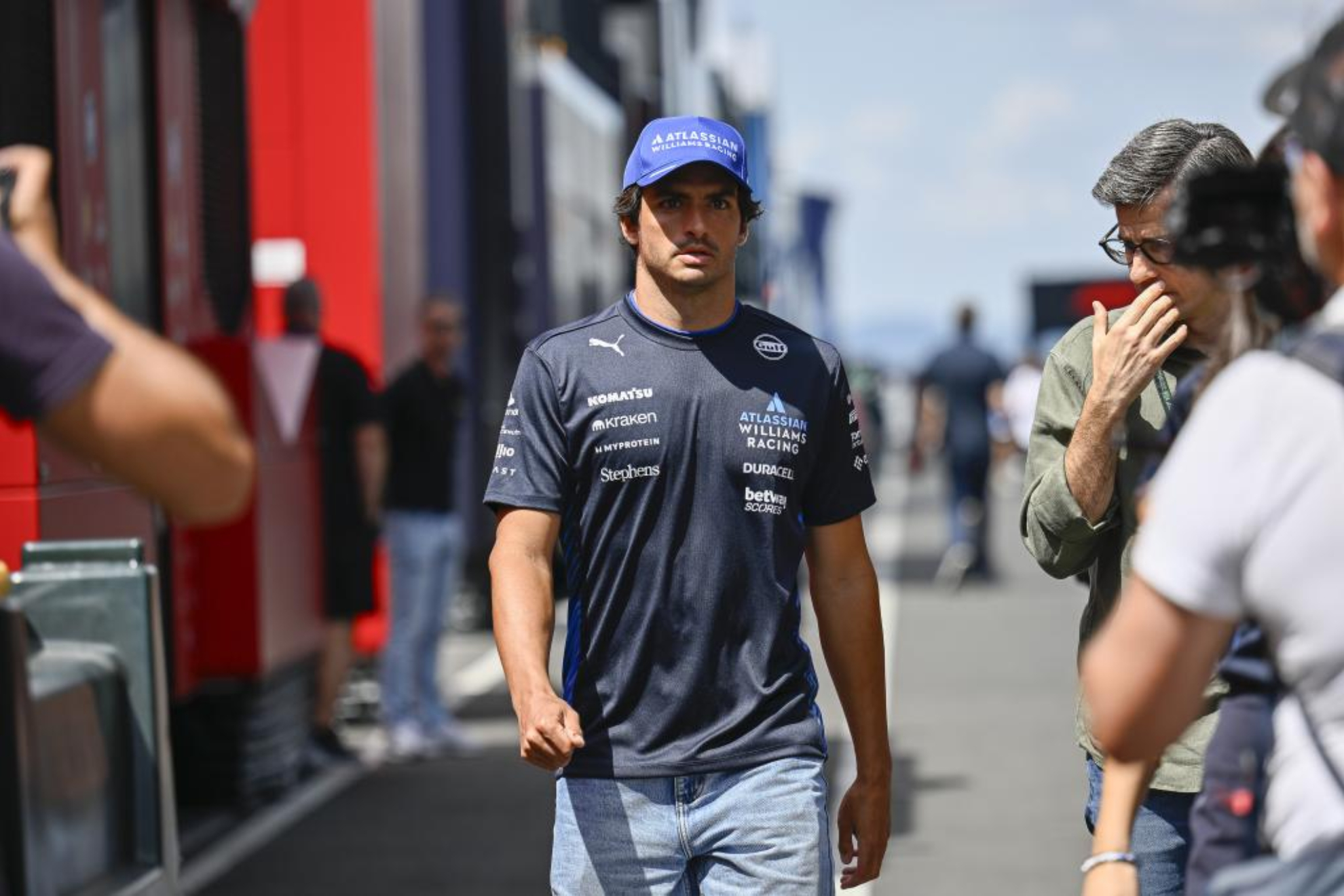 Carlos Sainz llega al circuito.