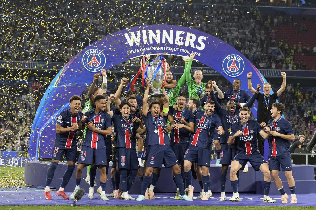 08-MAY-96 ... European Cup Winners Cup Final ... Paris St-Germain V Rapid Vienna ... A Happy PSG Coach Celebrates With The Trophy 2d5kppt