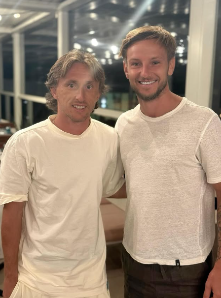 Módric y Rakitic abrazándose