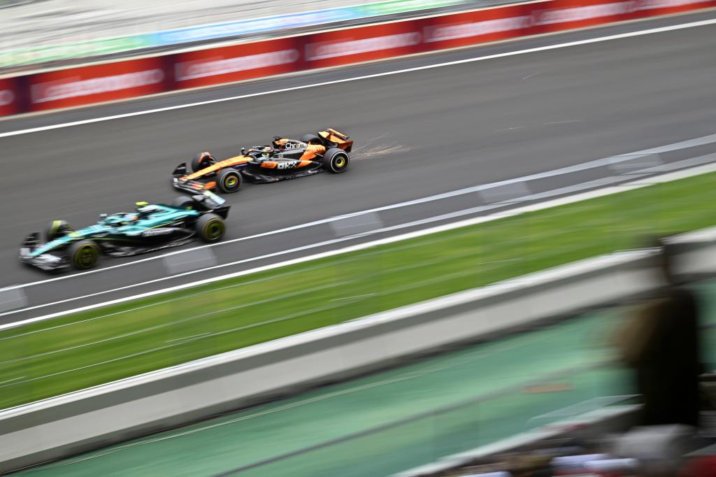 Norris persigue a Alonso.