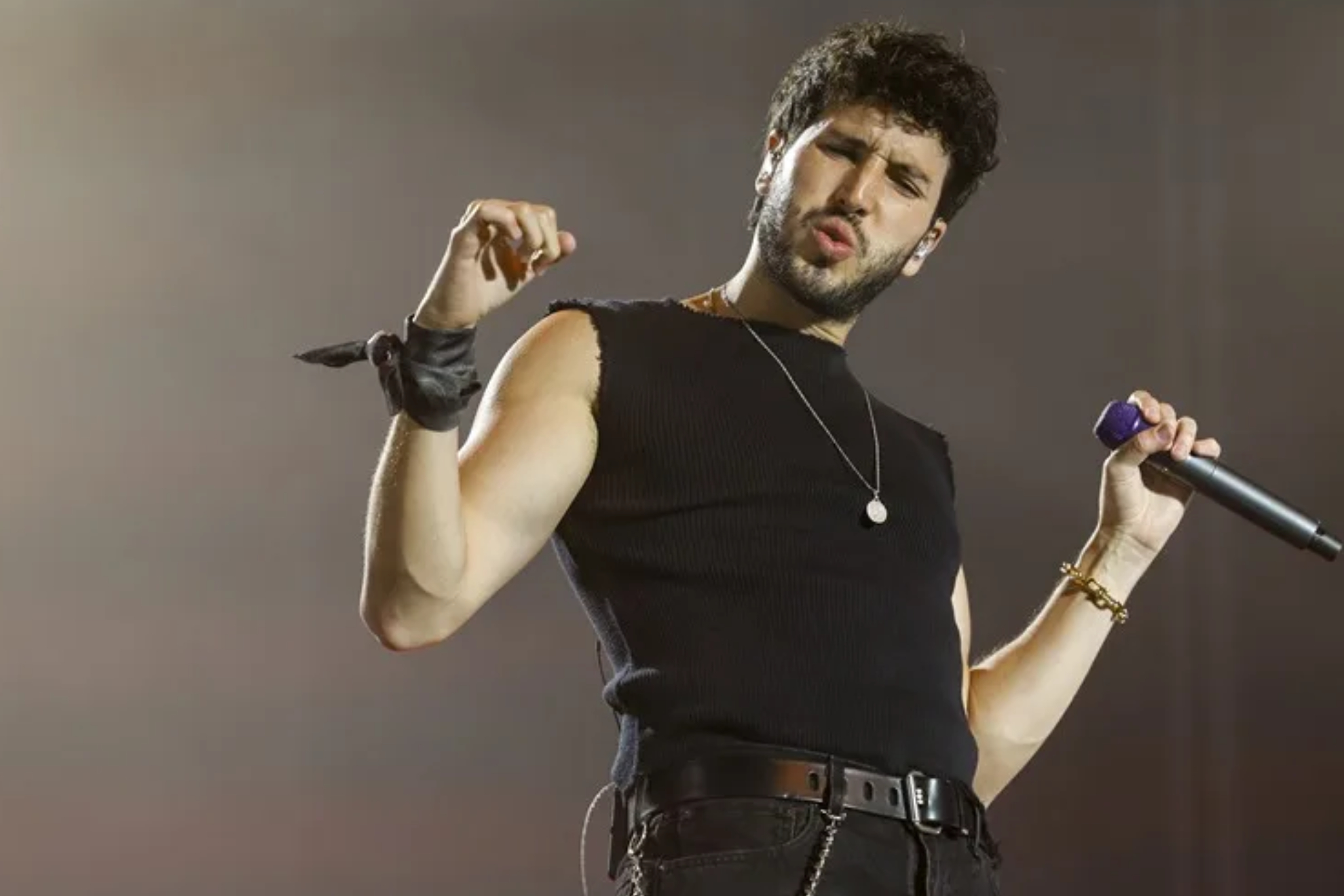 Sebastian Yatra incendia las redes con su cambio de vestuario en mitad del concierto: “Qué show más devaluado”