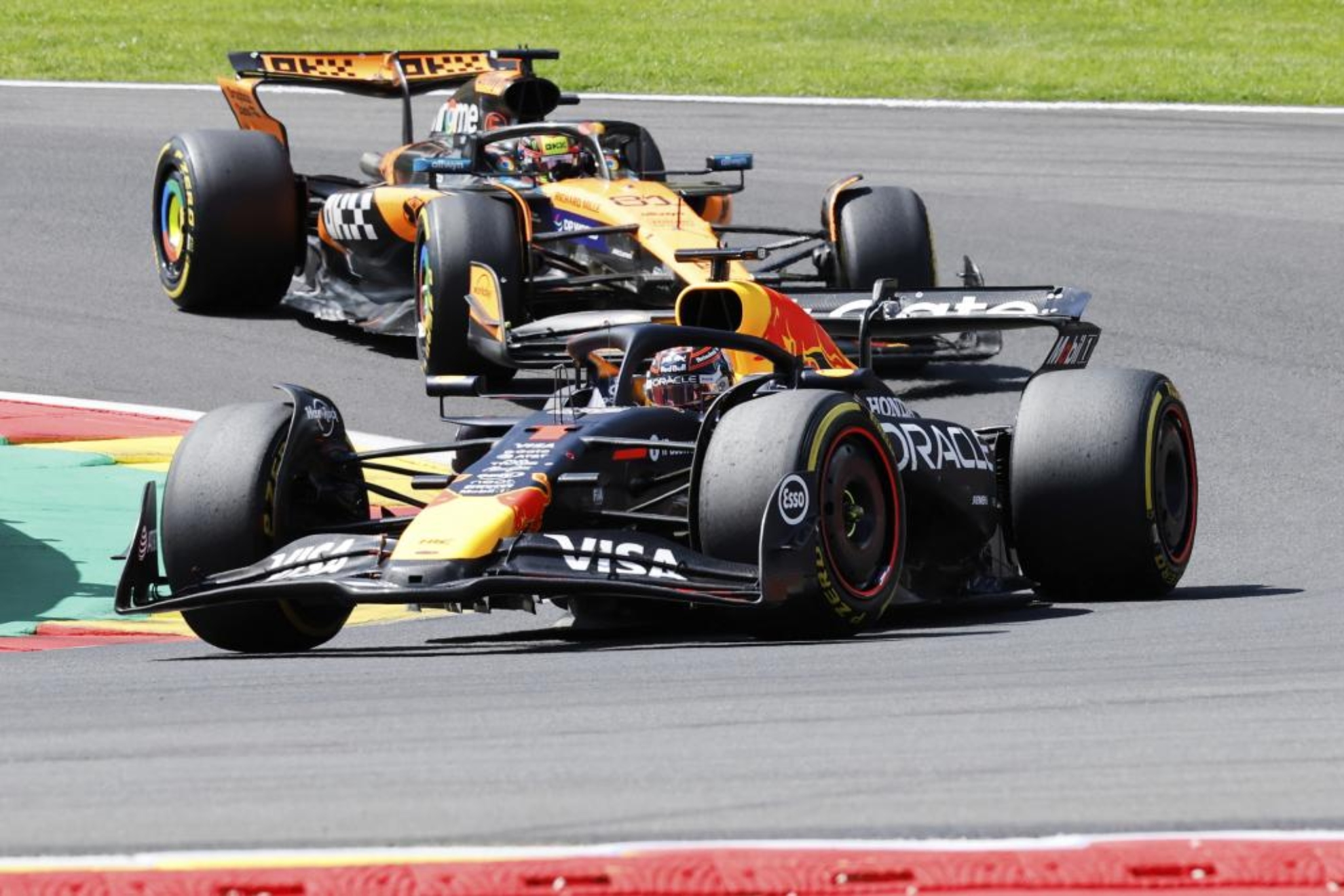 Max Verstappen y Oscar Piastri durante el Sprint del GP de Bélgica.