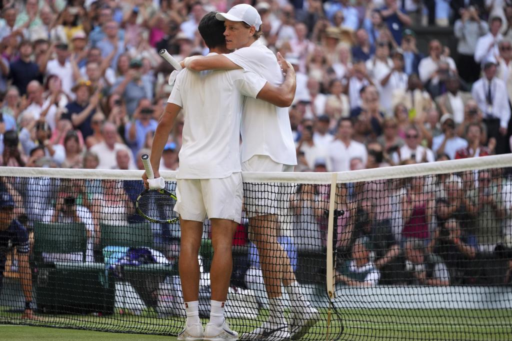 Carlos Alcaraz y Jannik Sinner se funden en un abrazo tras la final de Wimbledon.
