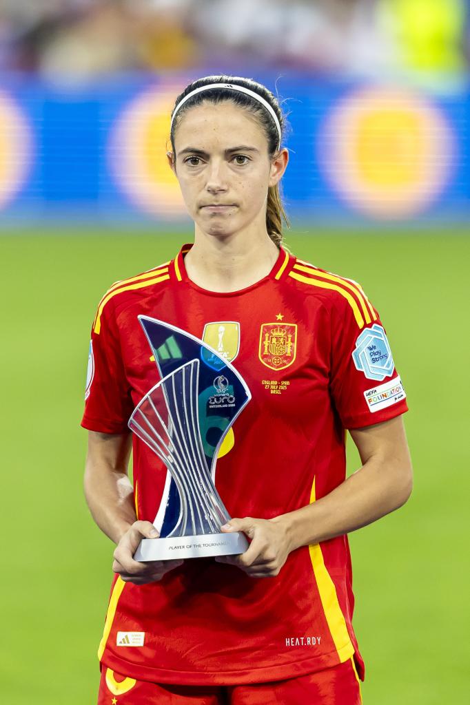 Aitana Bonmatí recibiendo el premio de la mejor jugadora de la Eurocopa femenina
