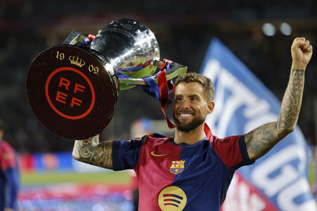 Iñigo Martínez celebra con el trofeo en la mano