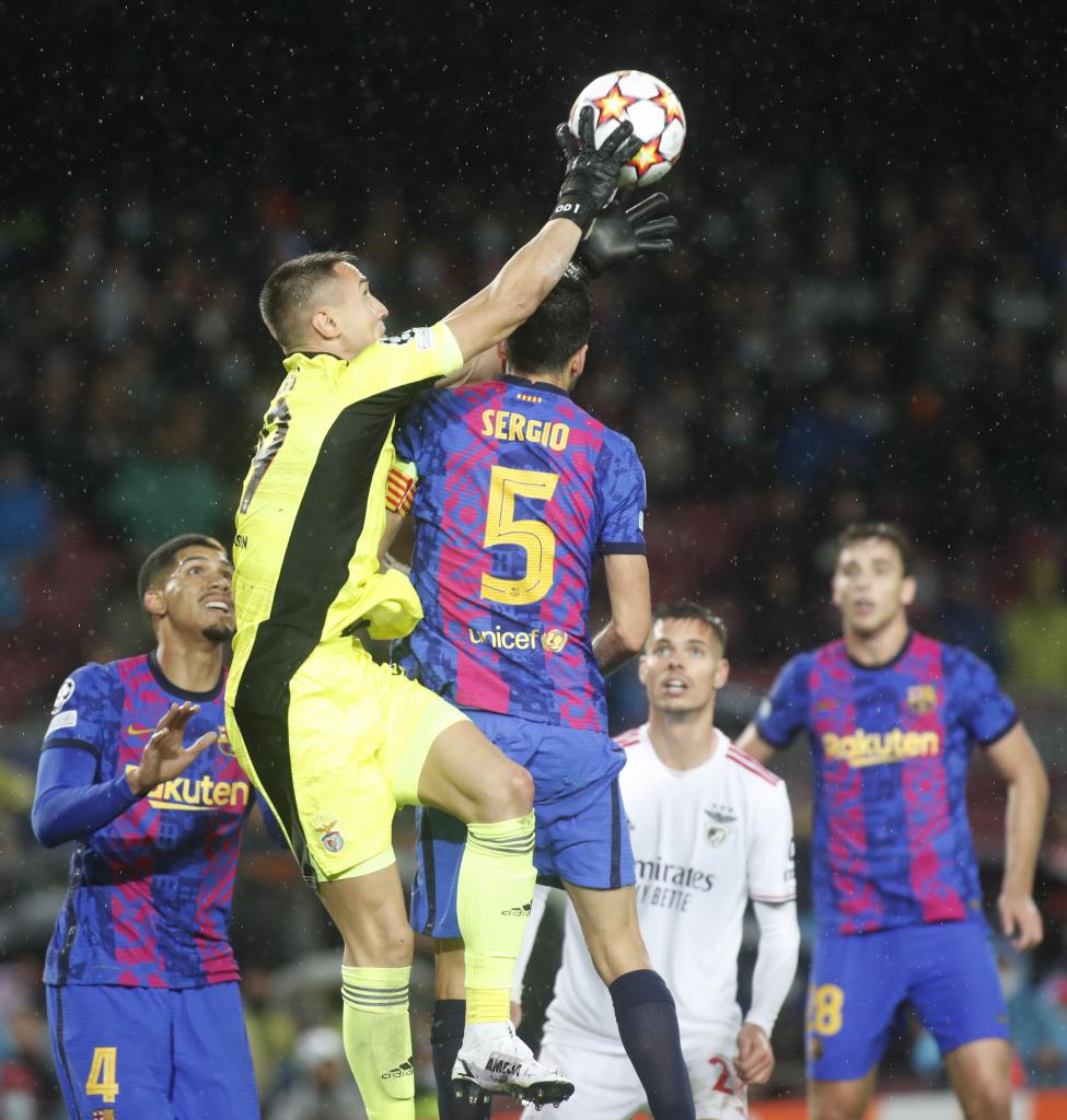 Vlachodimos atrapando un balón
