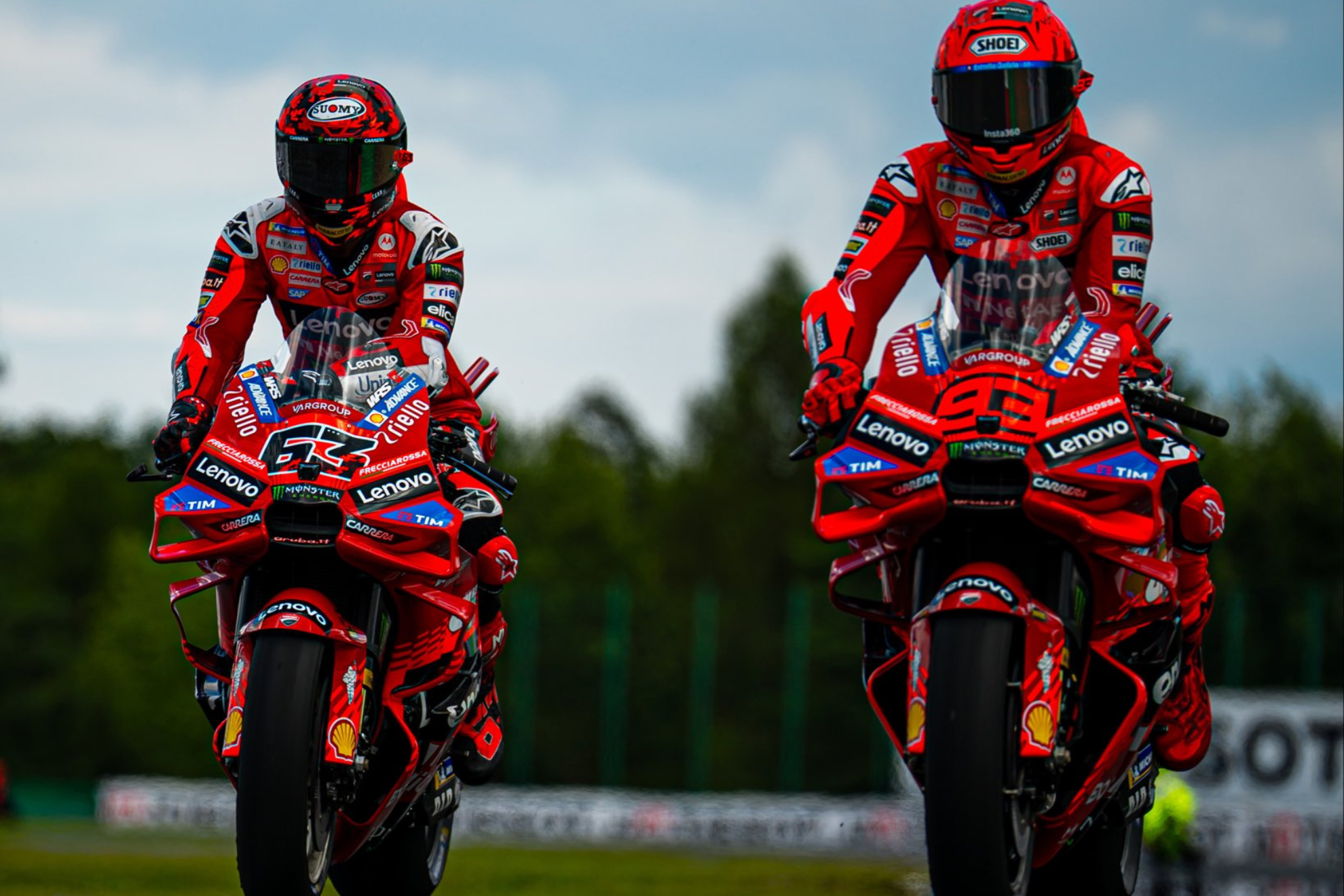 Pecco Bagnaia y Marc Márquez, al manillar de sendas GP25.