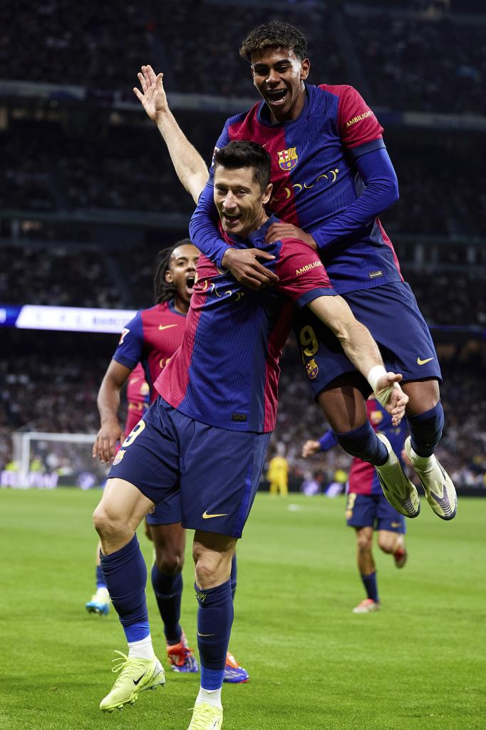 Lamine y Lewandowski celebrando un gol