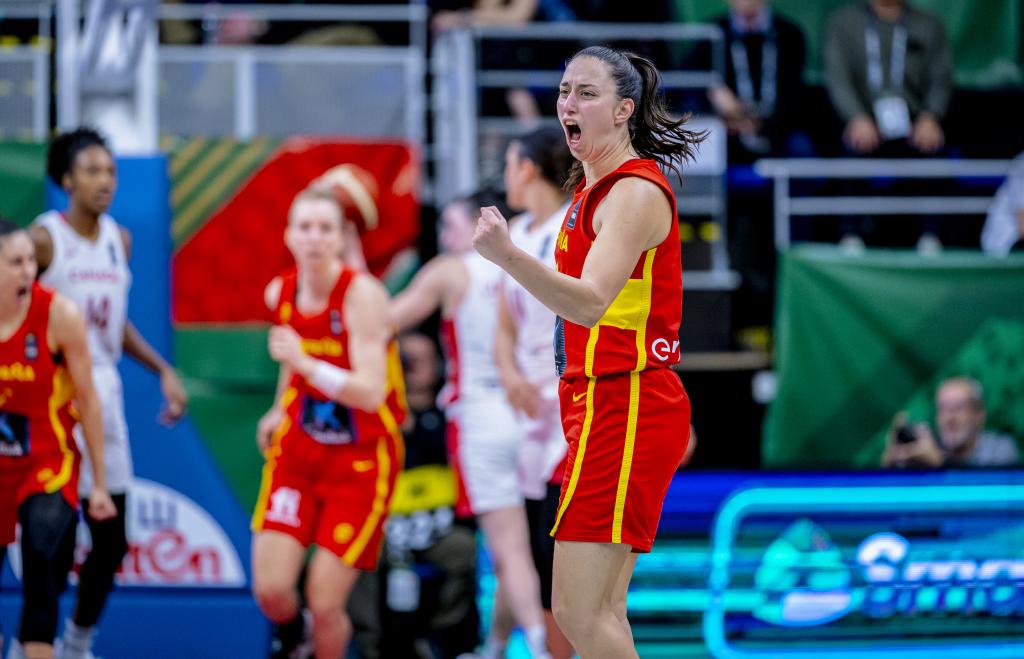 Maite Cazorla celebrates a basket with the Spanish team.
