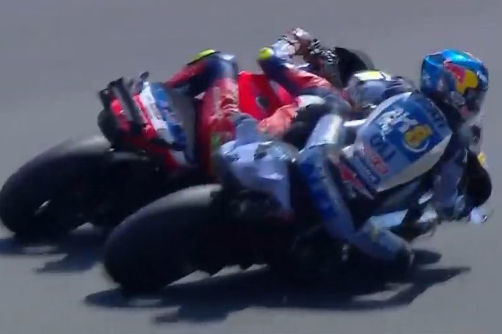 Álex pierde el tren delantero y se lleva puesto a Mir en Brno.