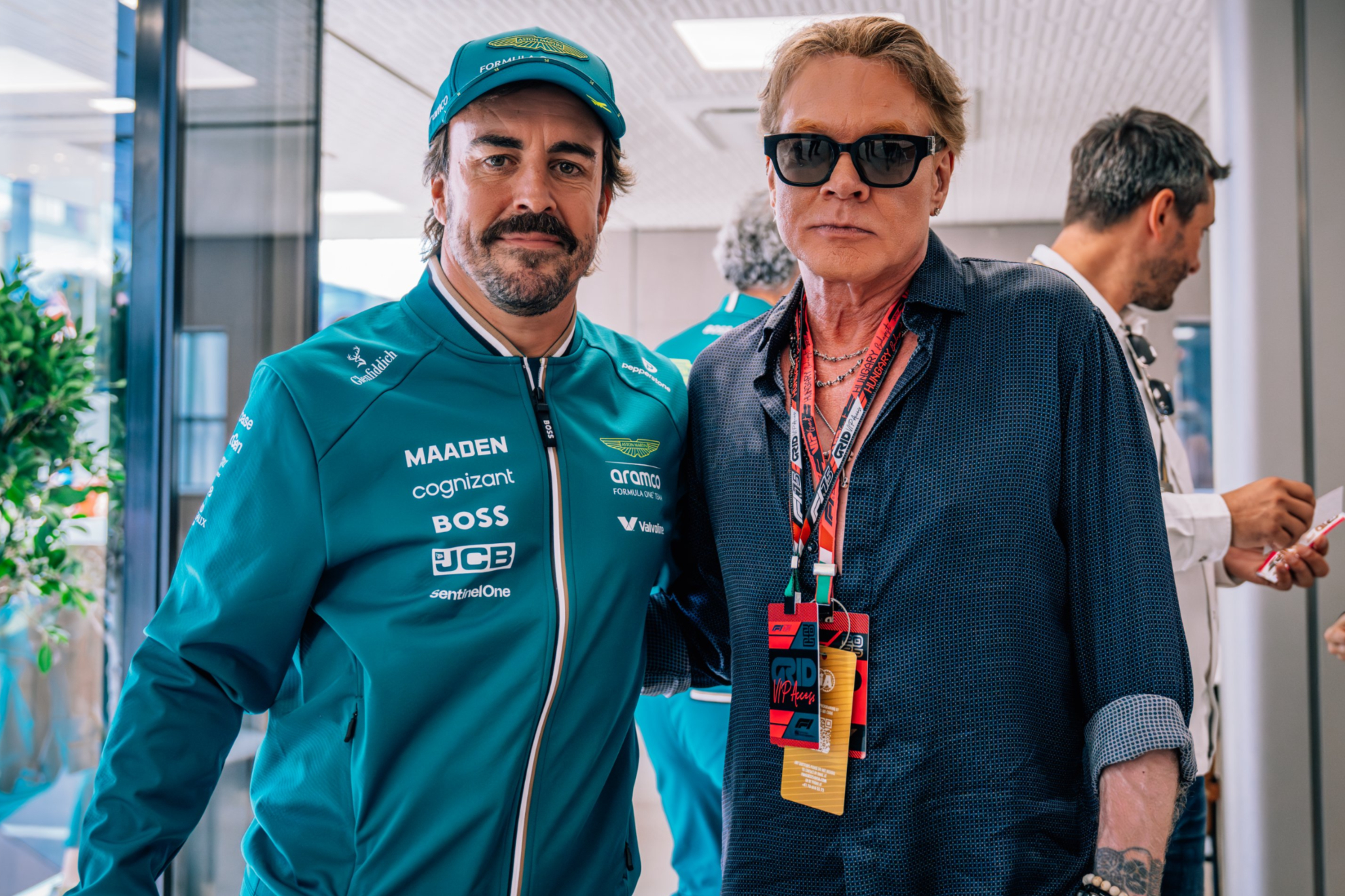 Alonso posa con Axl Rose, el icónico vocalista de Guns N' Roses.