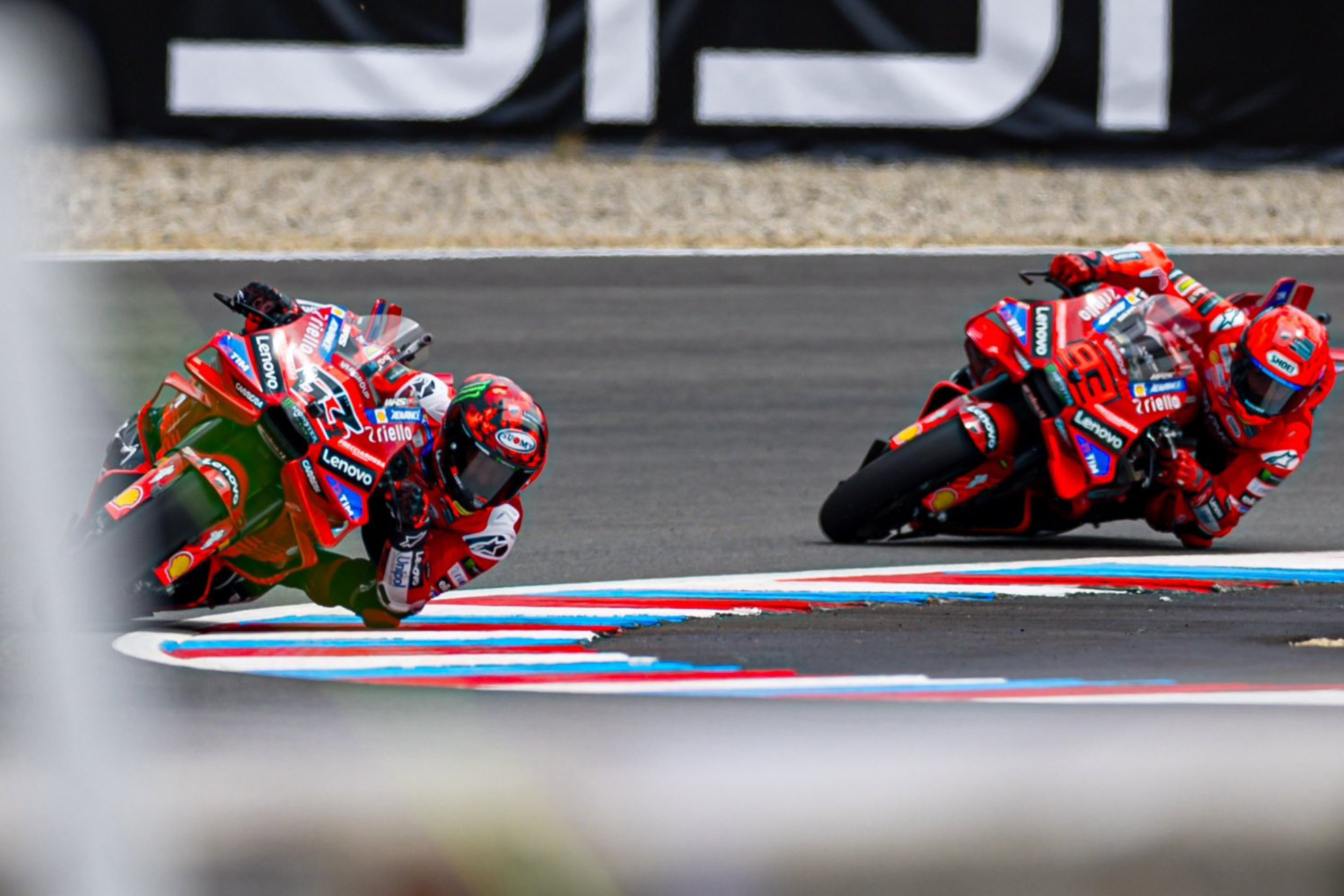 Bagnaia, con Marc Márquez tras su estela.