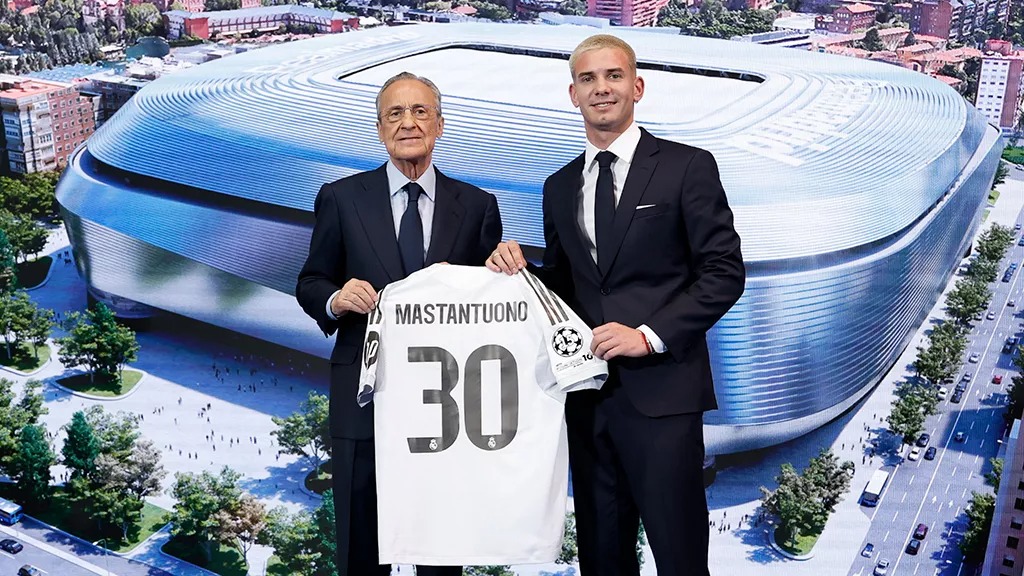 Mastantuono posando con su dorsal junto a Florentino Pérez.