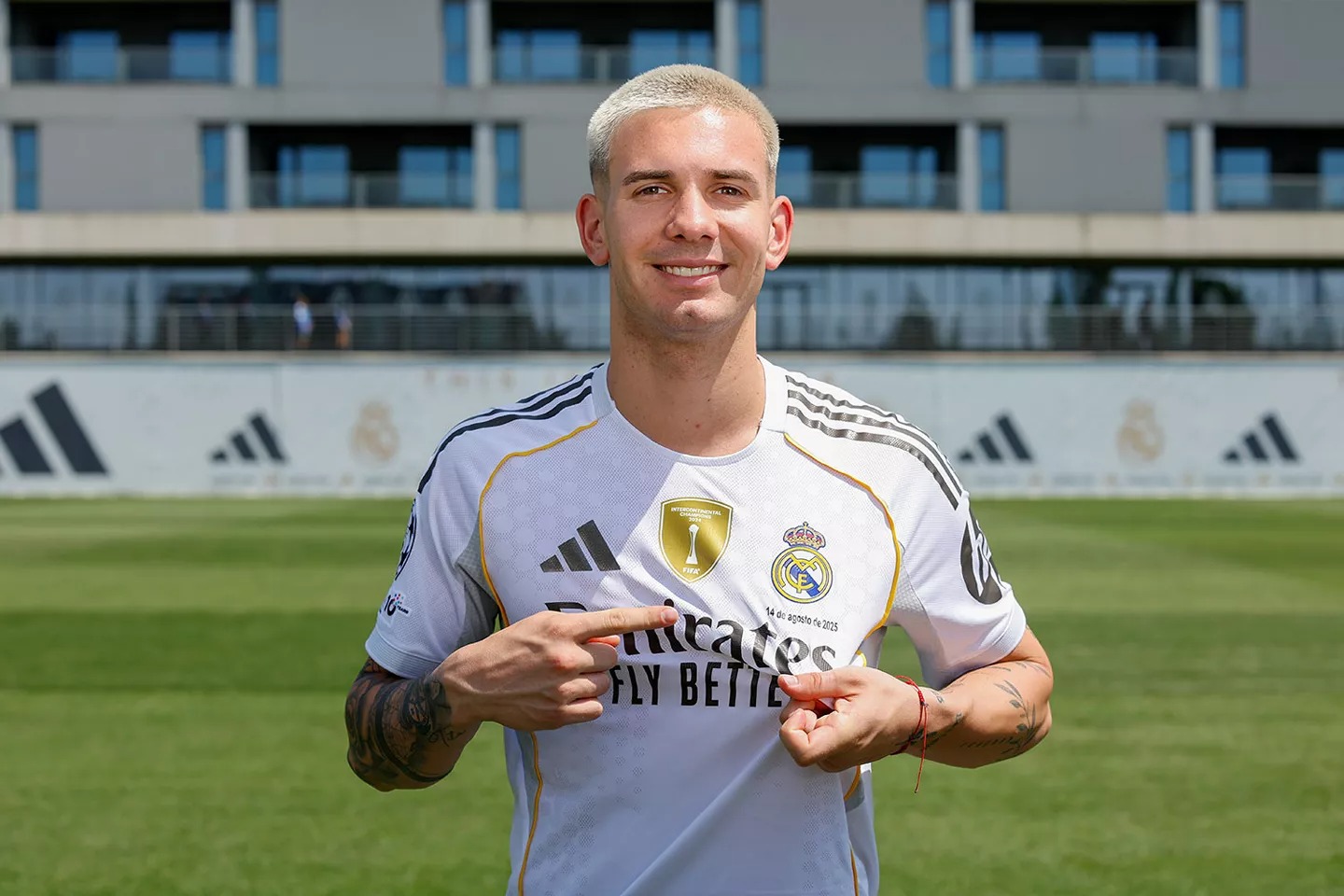 Mastantuono posando con su nueva camiseta.