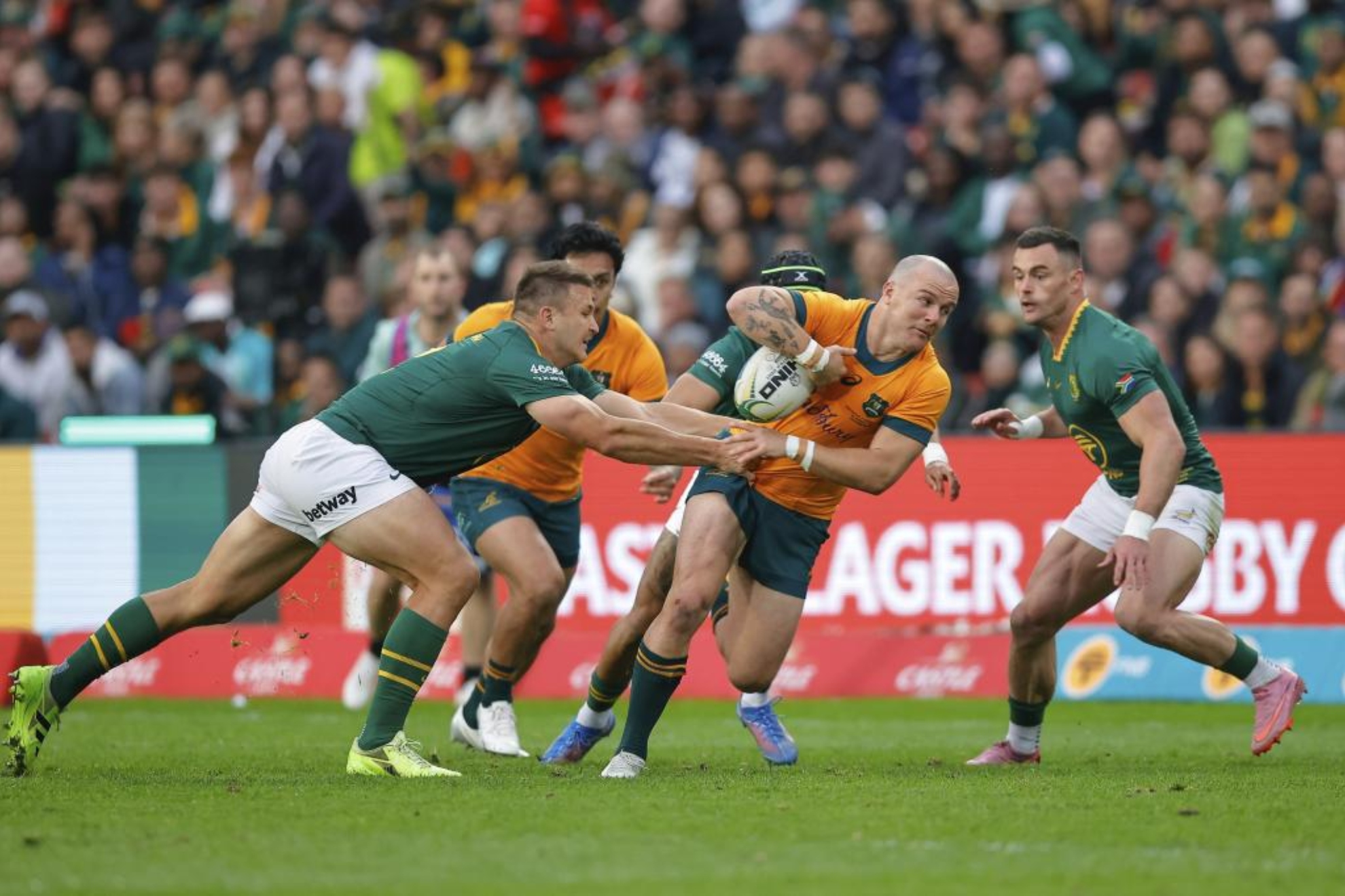 Dylan Pietsch, centre, placado por Andre Esterhuizen