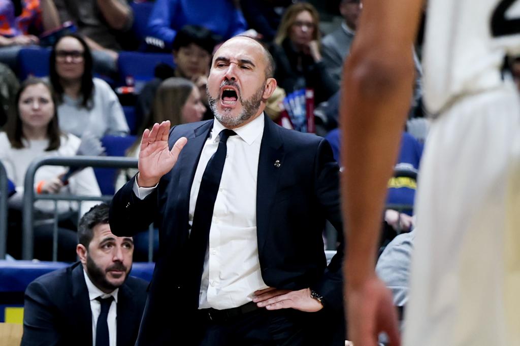 Chus Mateo da instrucciones a sus jugadores en un partido de la Euroliga en Berlín.