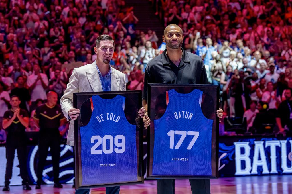Los exjugadores de Francia Nando de Colo y Nicolas Batum, homenajeados.