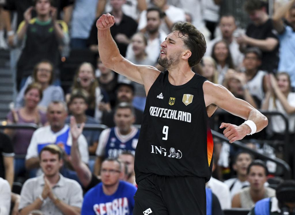 Franz Wagner, el mejor de Alemania, celebra una canasta en el partido ante Serbia.